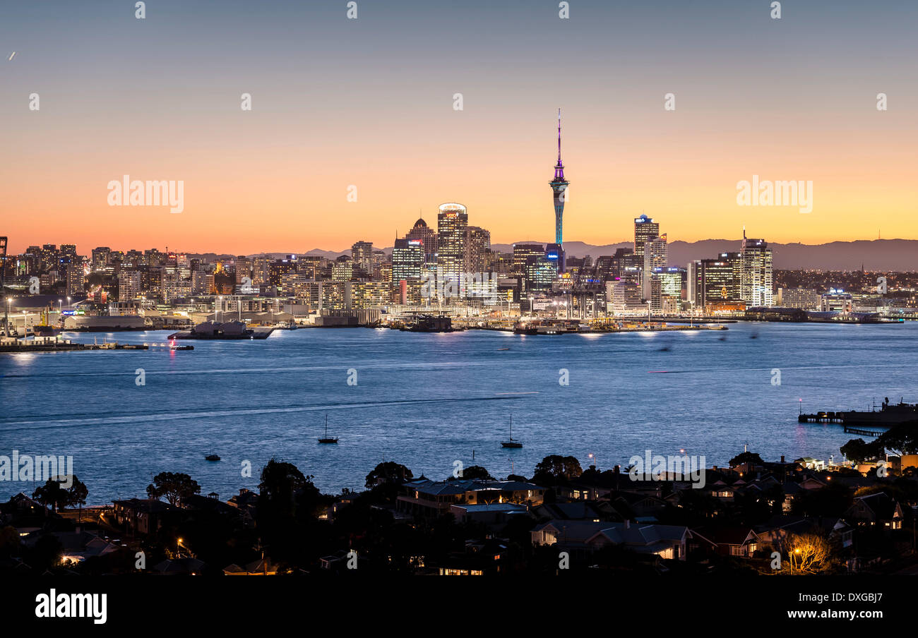 Skyline von Auckland mit dem Sky Tower an der Dämmerung, Auckland, Nordinsel, Neuseeland Stockfoto