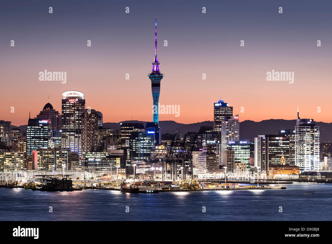 Skyline von Auckland mit dem Sky Tower an der Dämmerung, Auckland, Nordinsel, Neuseeland Stockfoto