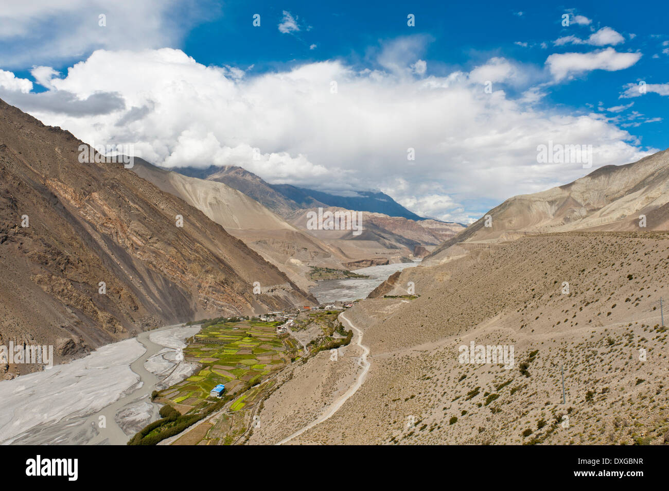 Blick in ein tiefes Tal, reißenden Strom, Kali Gandaki Tal, üppigen grünen Feldern rund um die Ortschaft Kagbeni Stockfoto