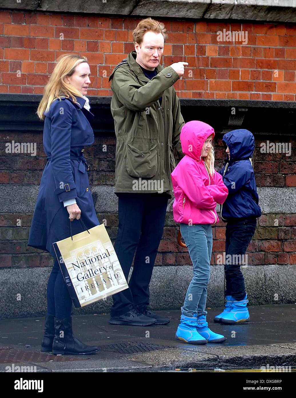 Liza Powel Neve O Brien Beckett O Brien Und Conan O Brien Conan O Brien Zusammen Mit Seiner Frau Und Tochter Die National Gallery Of Ireland An Einem Regnerischen Tag In Dublin Irland 11 10 12 Verlassen