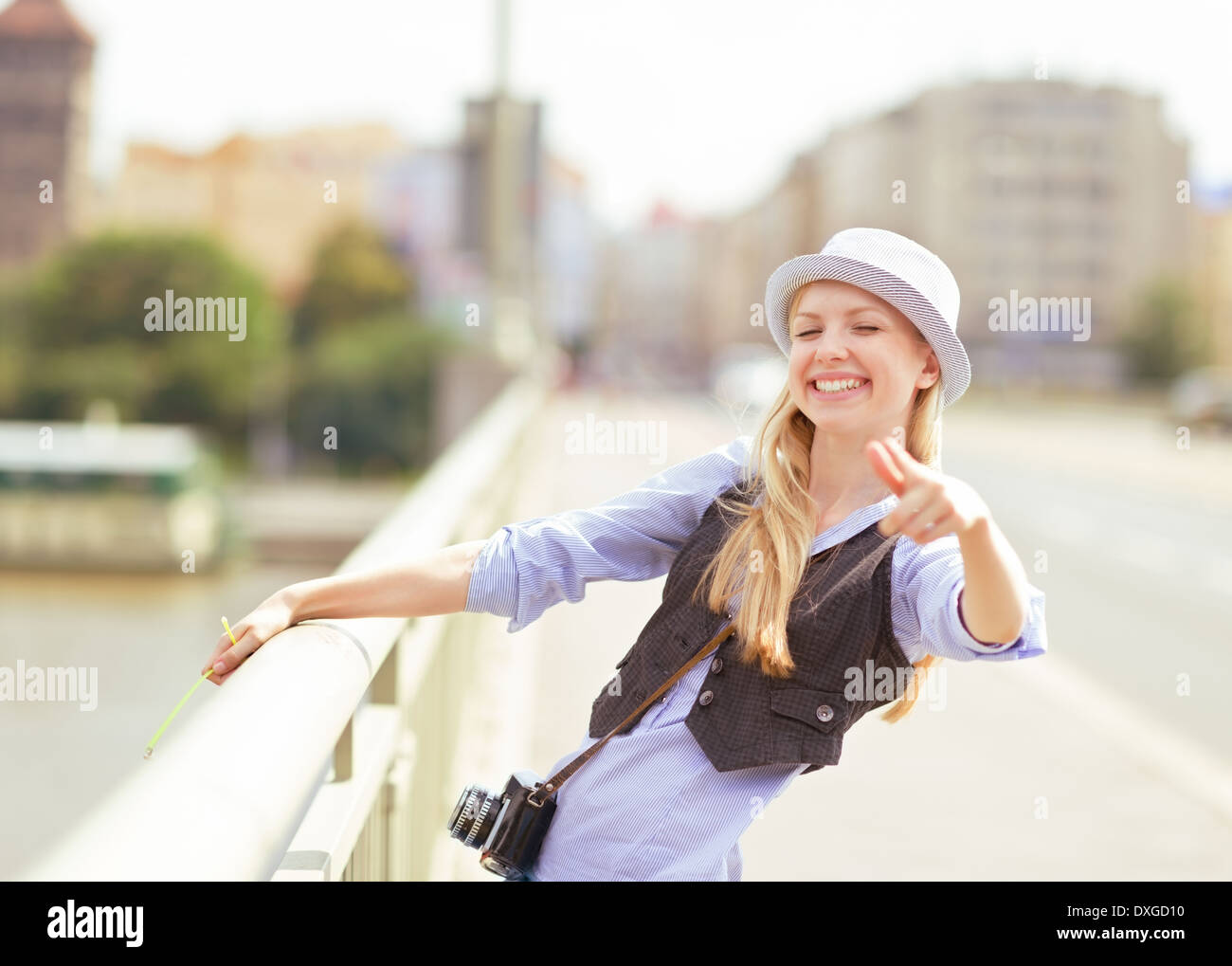 Glückliche junge Hipster zeigt in der Kamera im freien Stockfoto