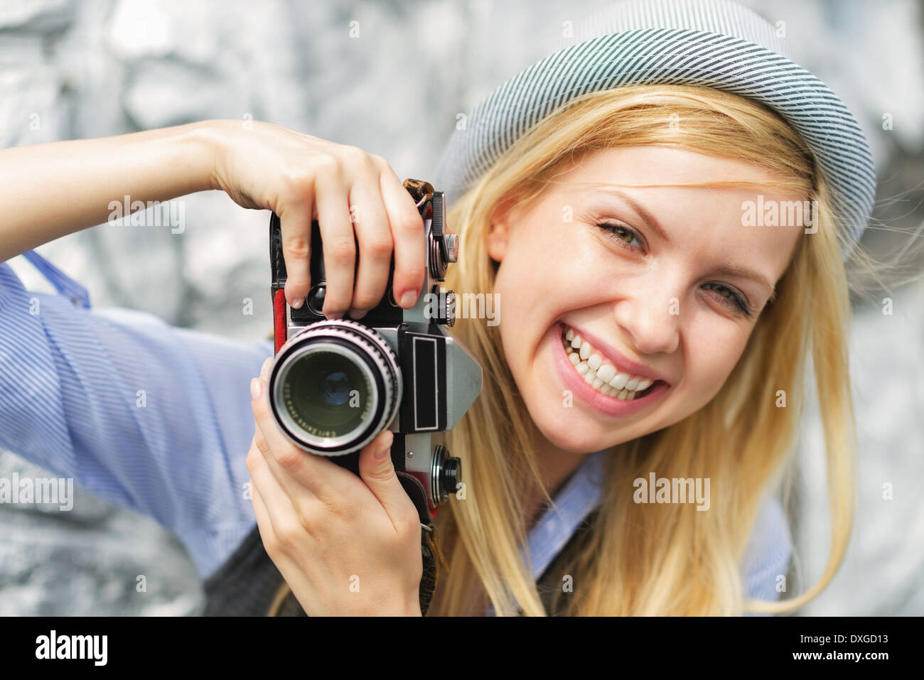 Porträt der lächelnde junge Hipster mit Retro-Foto-Kamera Stockfoto