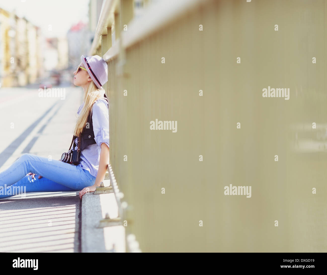 Junge Hipster sitzen auf Stadtstraße Stockfoto