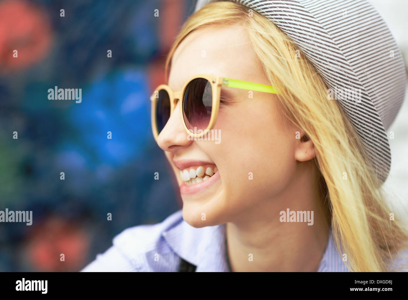 Porträt des Lächelns junge Hipster im freien Stockfoto