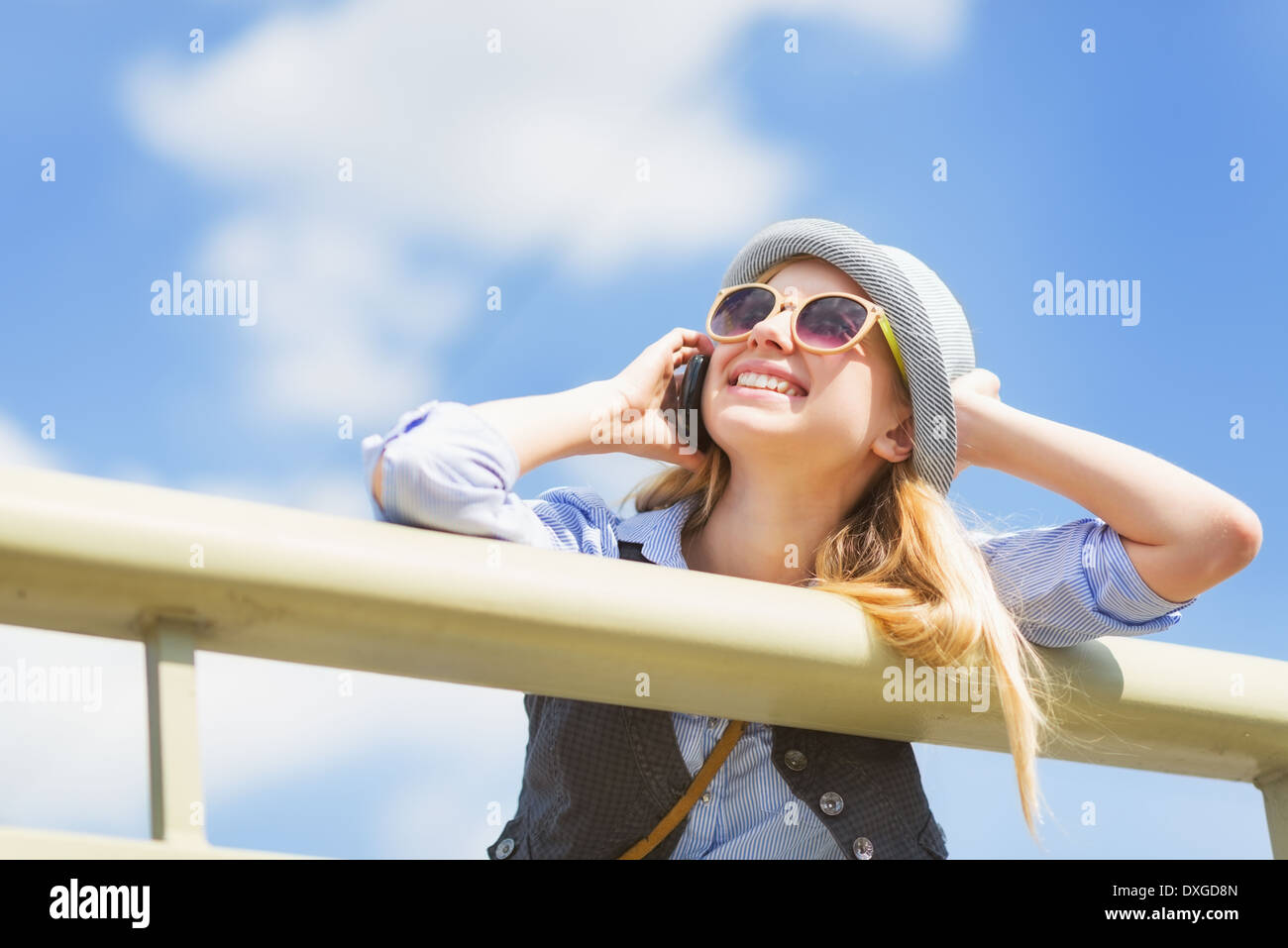 Glückliche junge Hipster sprechen Handy auf Stadt Straße Stockfoto