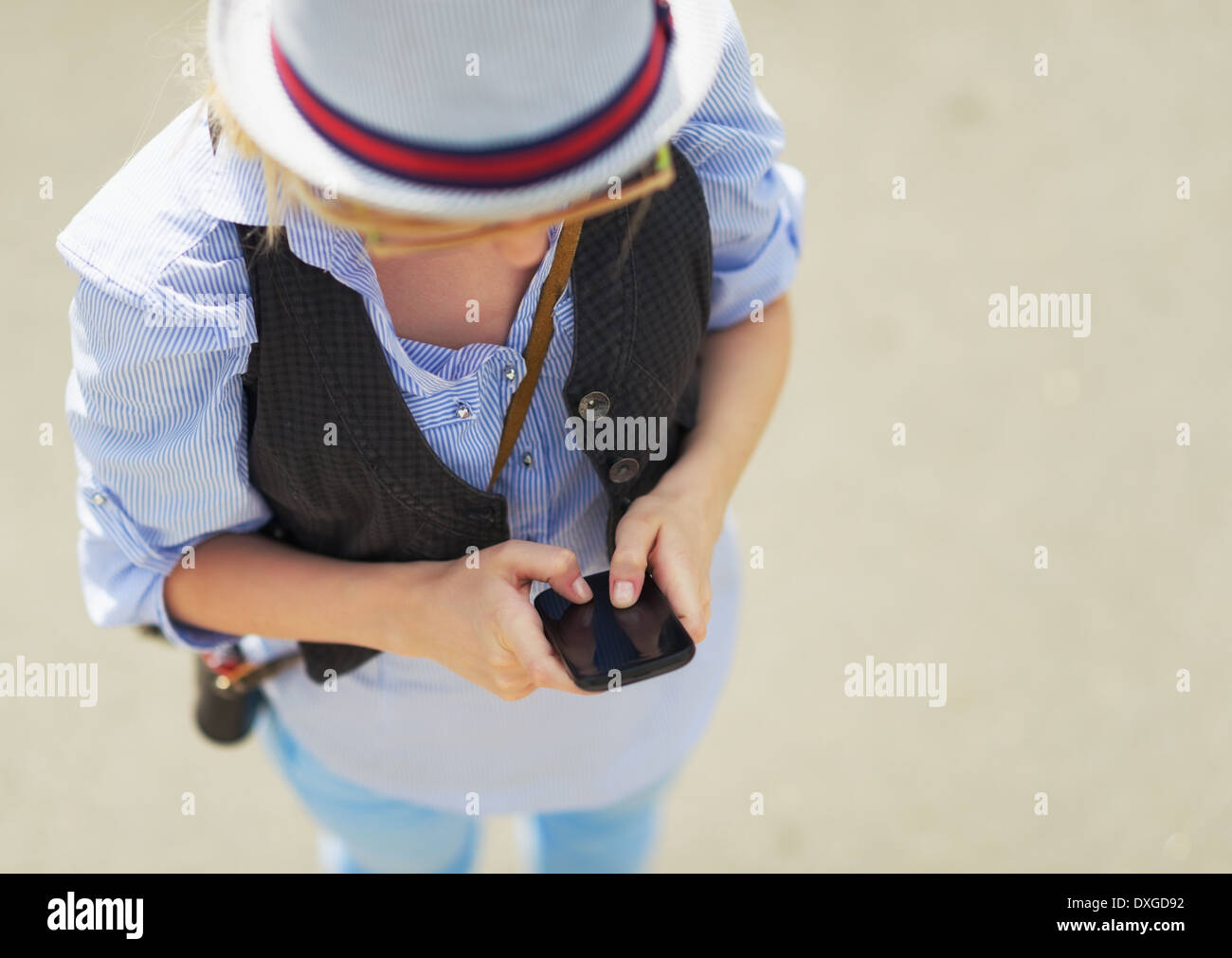 Junge Hipster schreiben Sms auf Stadtstraße Stockfoto