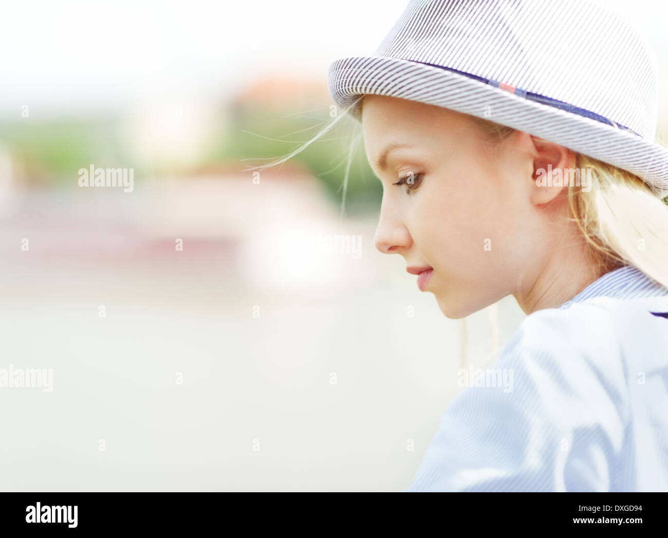 Porträt der nachdenkliche junge Hipster im freien Stockfoto