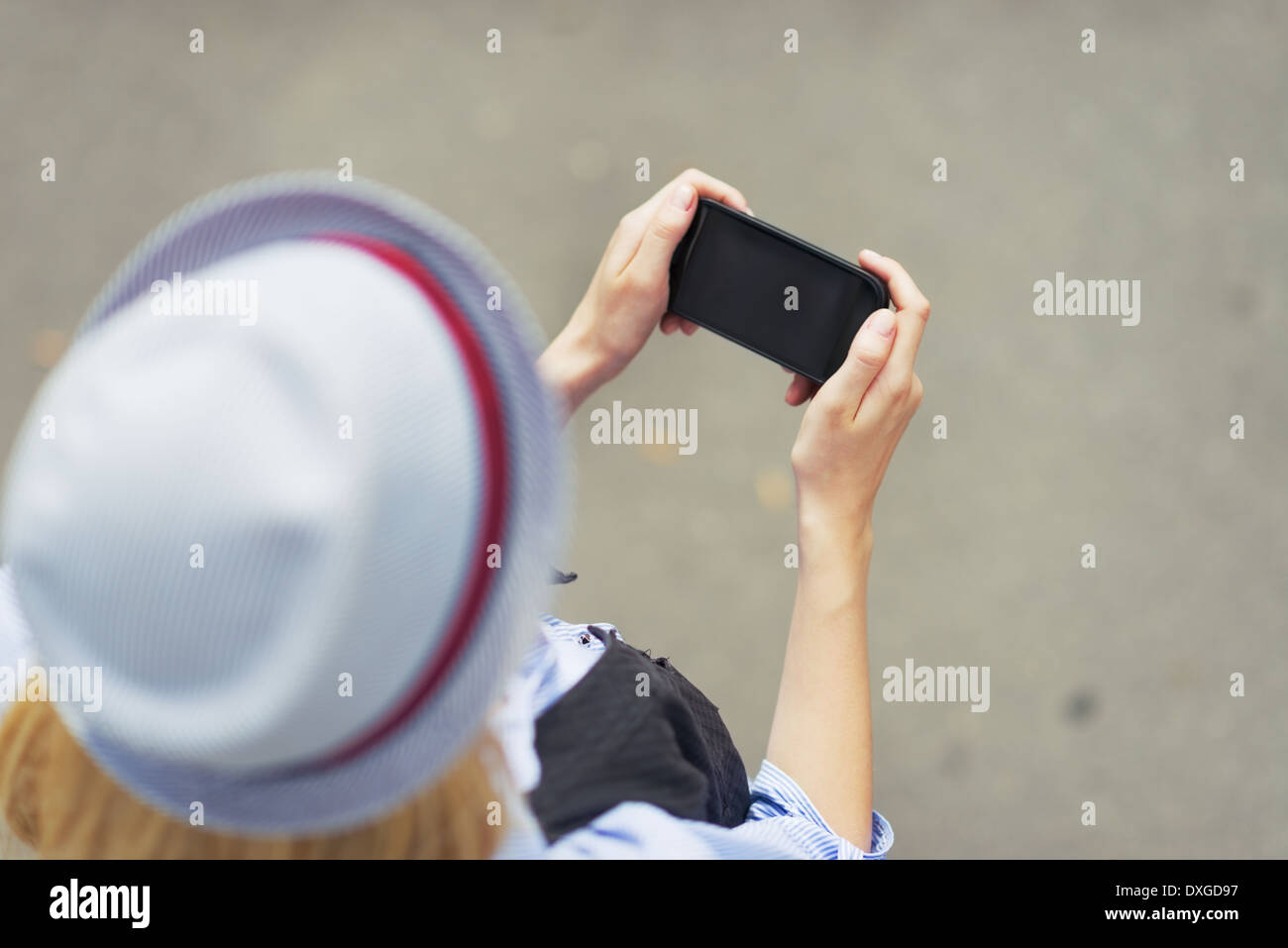 Junge Hipster schreiben Sms auf Stadtstraße Stockfoto