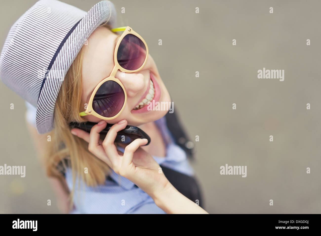 Porträt der glückliche junge Hipster sprechen Handy auf Stadt Straße Stockfoto