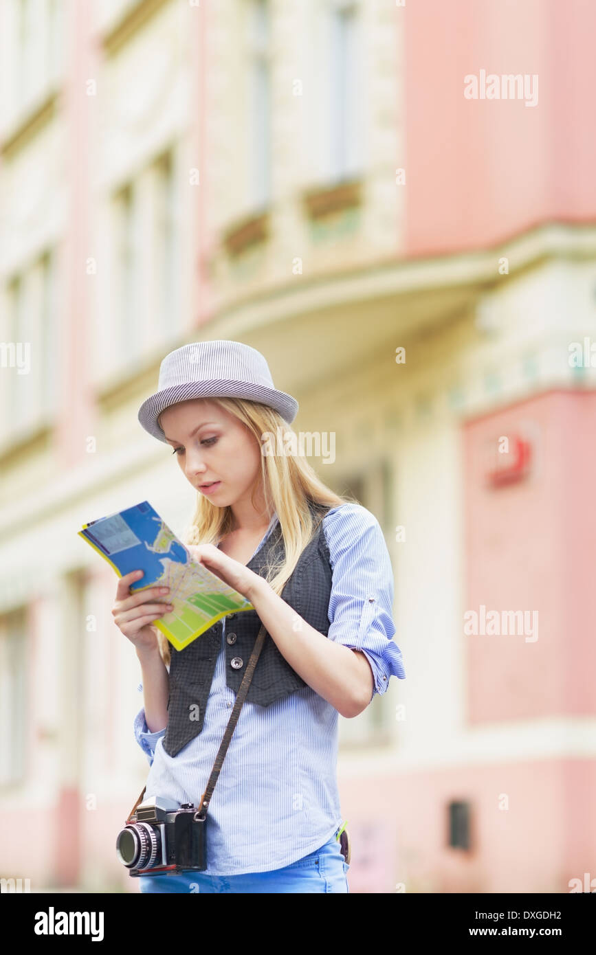 Junge Frau Tourist mit Karte in der Stadt Stockfoto