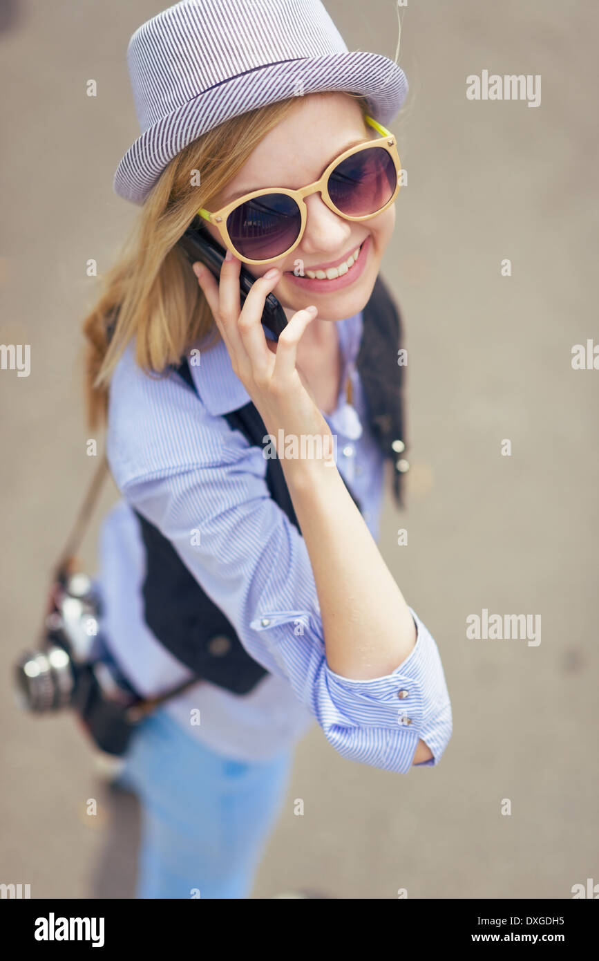 Junge Hipster sprechen Handy auf Stadt Straße Stockfoto
