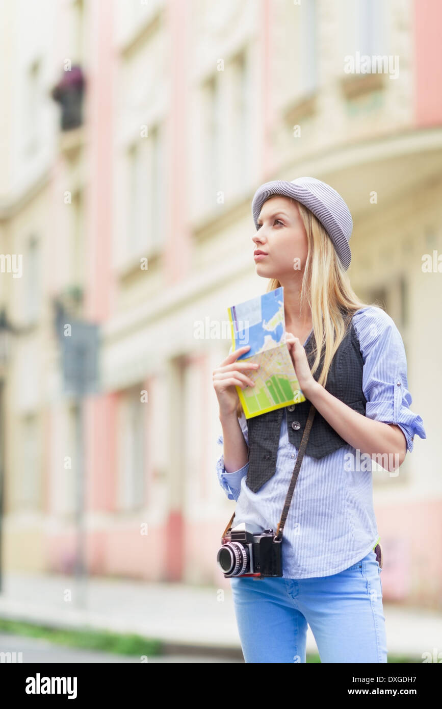 Junge Frau Tourist mit Karte in der Stadt Stockfoto