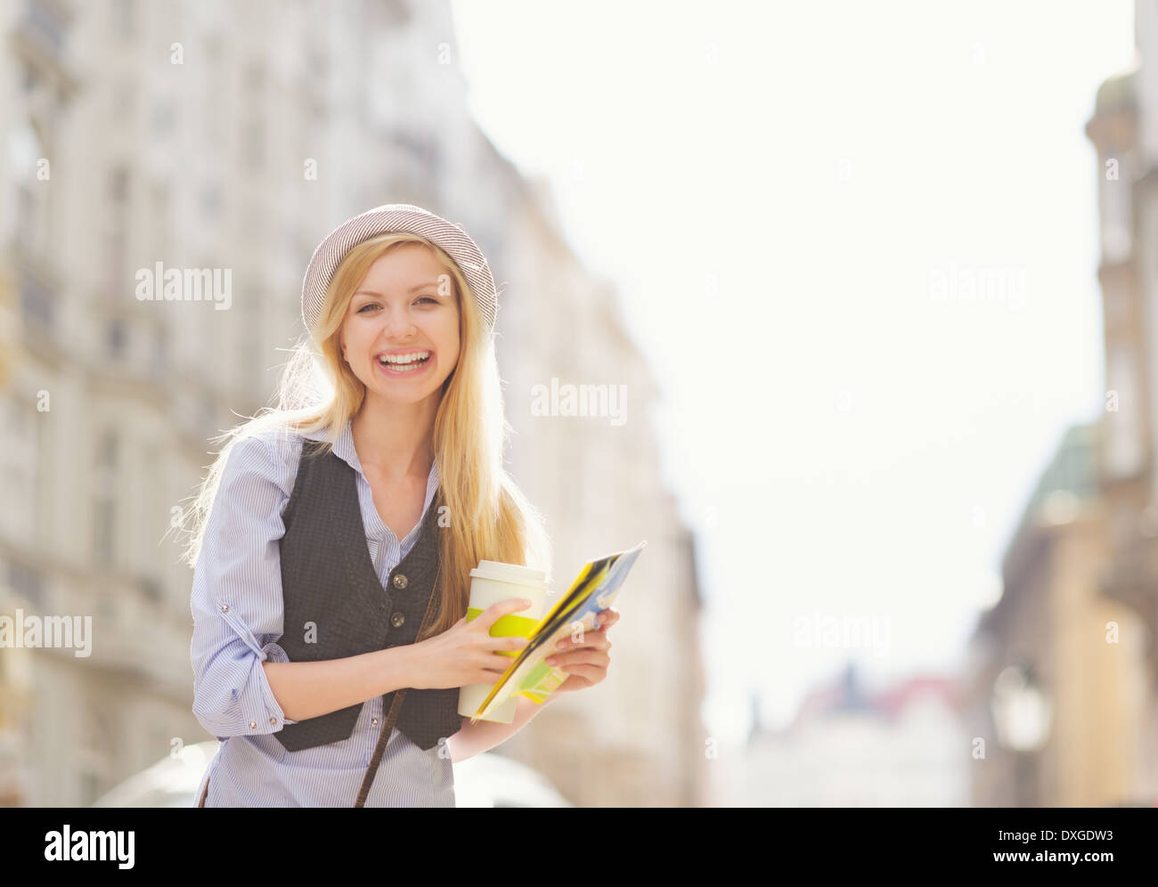 Glückliche junge Frau Tourist mit Karte in der Stadt Stockfoto