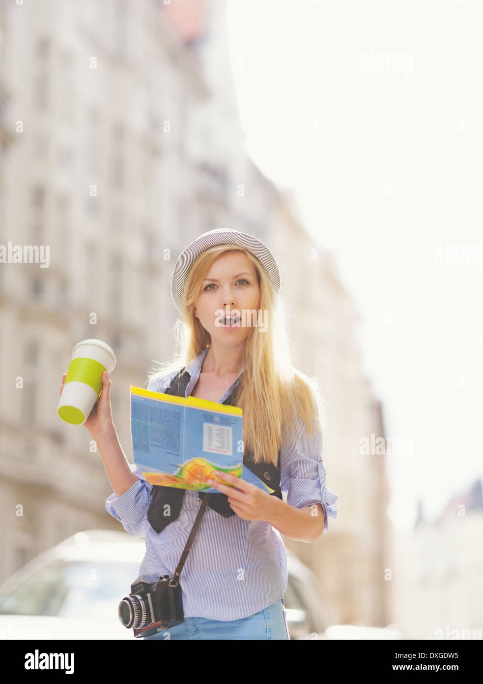 Überrascht junge Frau Tourist mit Karte in der Stadt Stockfoto