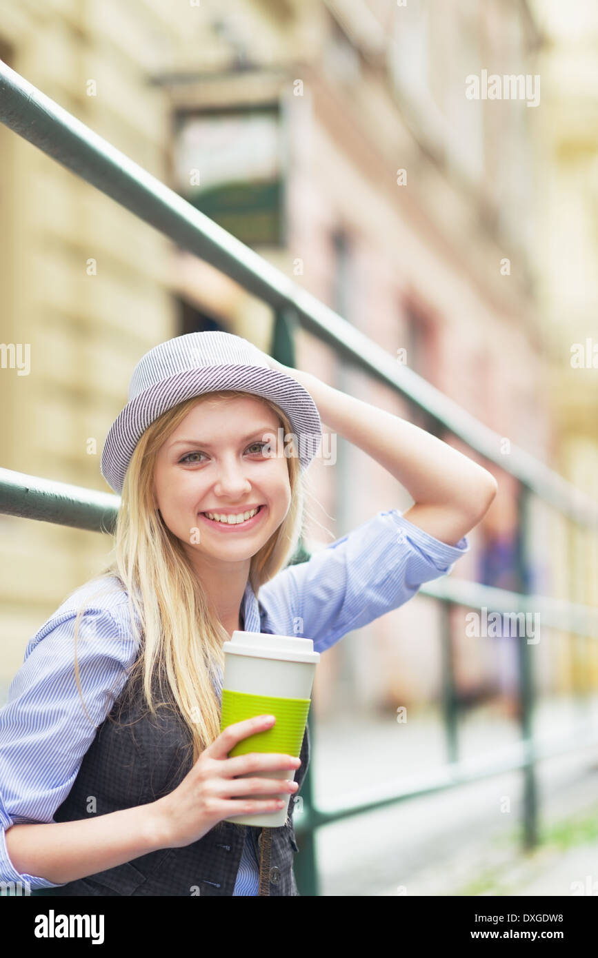 Junge Hipster Tasse Heißgetränk in der Stadt Stockfoto