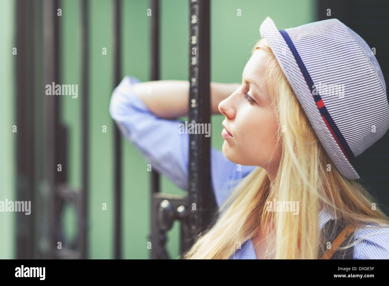 Porträt der nachdenkliche junge Hipster in der Stadt Stockfoto