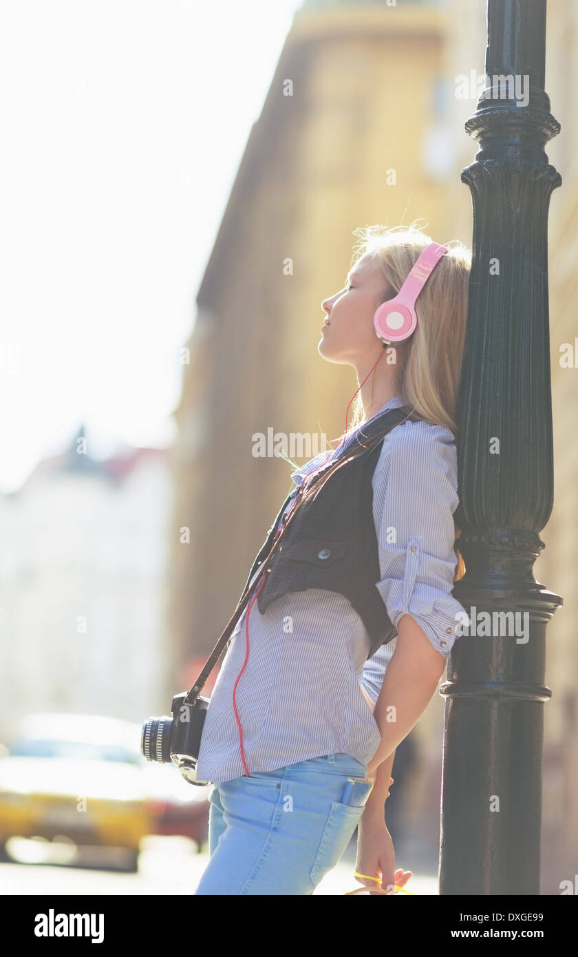 Junge Frau entspannt Musik hören Kopfhörer in der Stadt Stockfoto