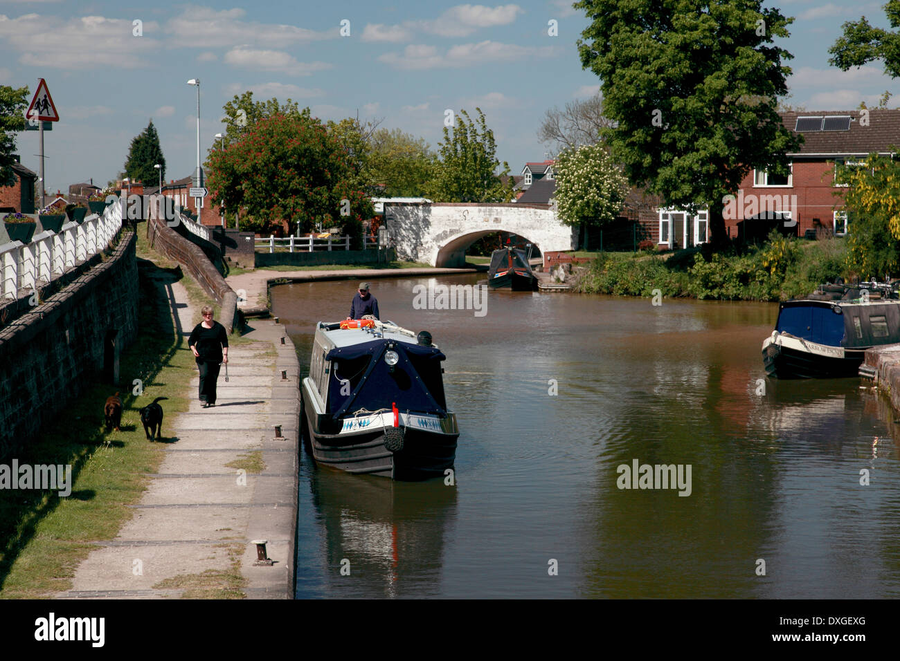 Ein Narrowboat Könige Sperre auf dem Trent und Mersey Kanal an Middlewich betreten Stockfoto