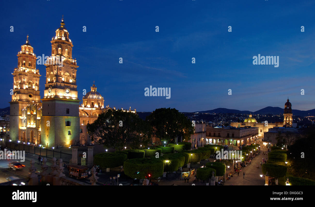 Amerika, Mexiko, Michoacán Zustand, Morelia Stadt Zocalo und Kathedrale bei Nacht Stockfoto