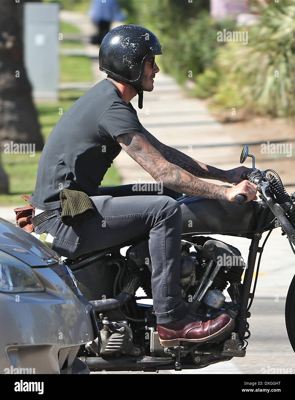 David Beckham nimmt sein Motorrad für eine Fahrt in Beverly Hills, Los  Angeles, Kalifornien - 17.10.12 Featuring: David Beckham When  Stockfotografie - Alamy