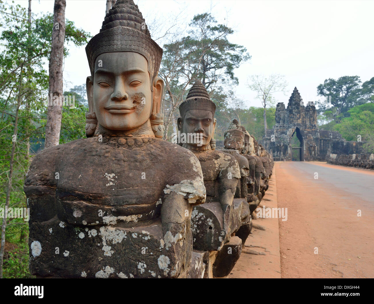 Reihe von Göttern Futter Weg nach Angkor Thorn, Eingang Südtor Stockfoto