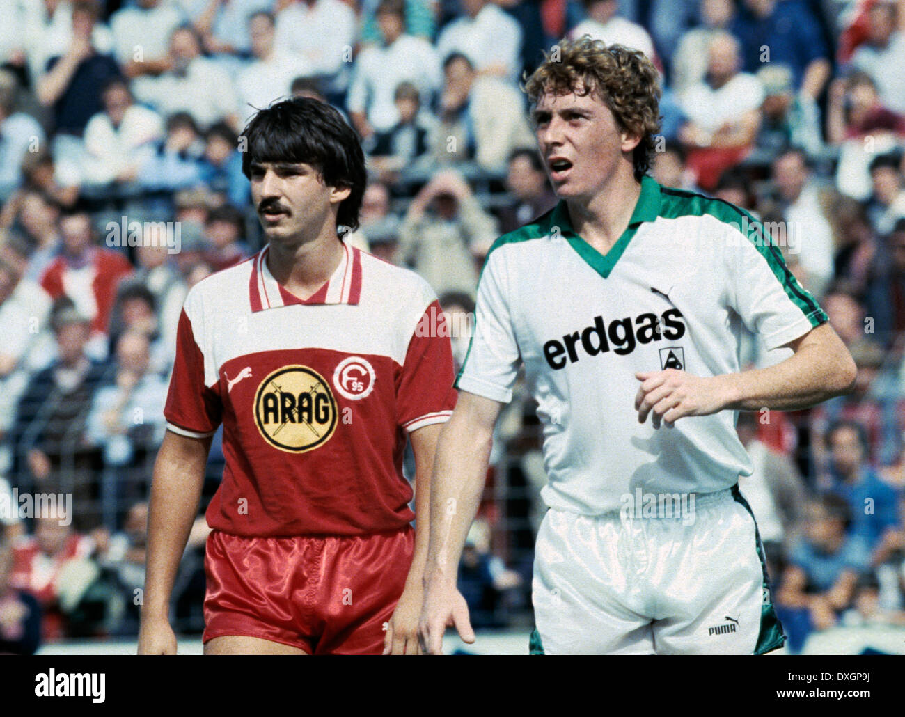 Fußball, Bundesliga, 1983/1984, Stadion bin Boekelberg, Borussia Moenchengladbach gegen Fortuna Düsseldorf 1:1, Szene des Spiels, Ralf Dusend (Fortuna) links und Bernd Krauss (MG) Stockfoto