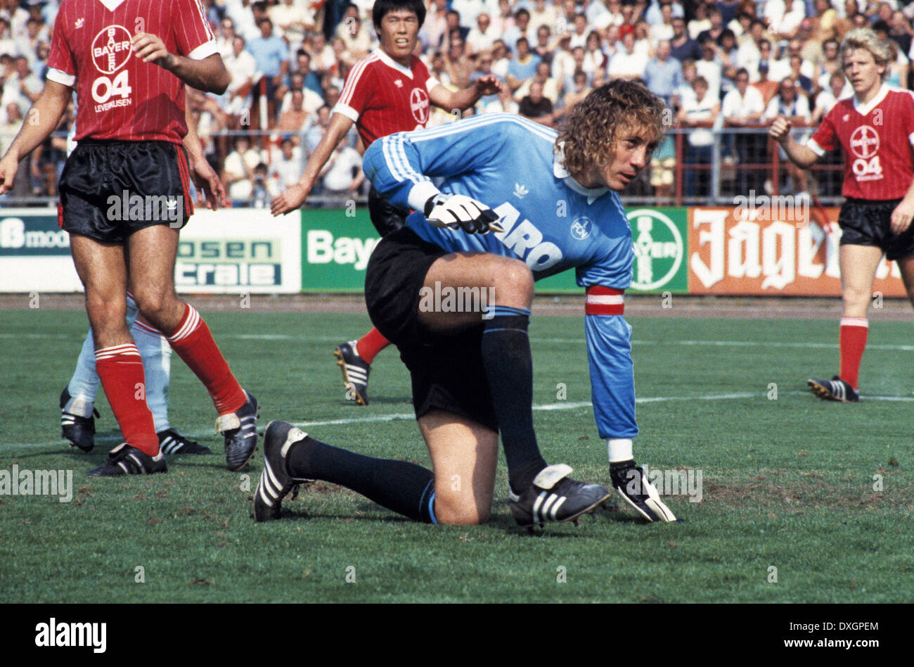 Fußball, Bundesliga, 1983/1984, Ulrich Haberland Stadion, Bayer 04 Leverkusen vs. 1. FC Nürnberg 3:0, Szene der Übereinstimmung, Halter und Teamleiter Rudolf Kargus (FCN) hinter Bum-Kun Cha (Bayer), rechts Wolfgang Voege (Bayer) Stockfoto