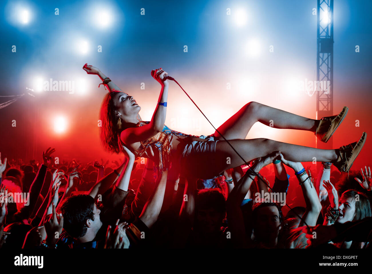 Performer Crowdsurfing beim Musikfestival Stockfoto