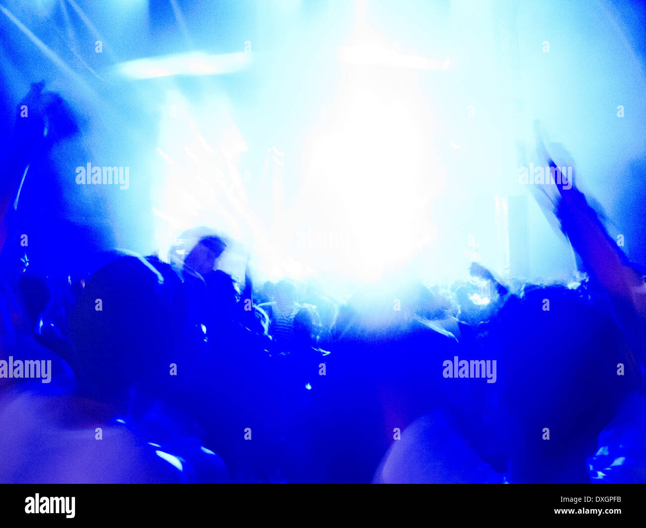Silhouette der Menschenmenge mit Blick auf beleuchtete Bühne Stockfoto
