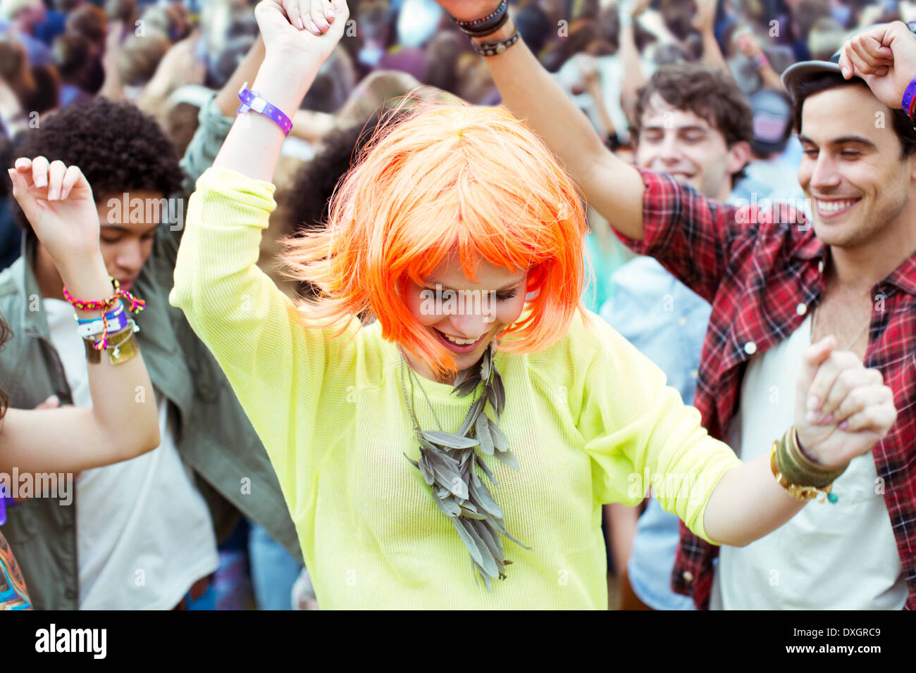 Frau in Perücke tanzen beim Musikfestival Stockfoto