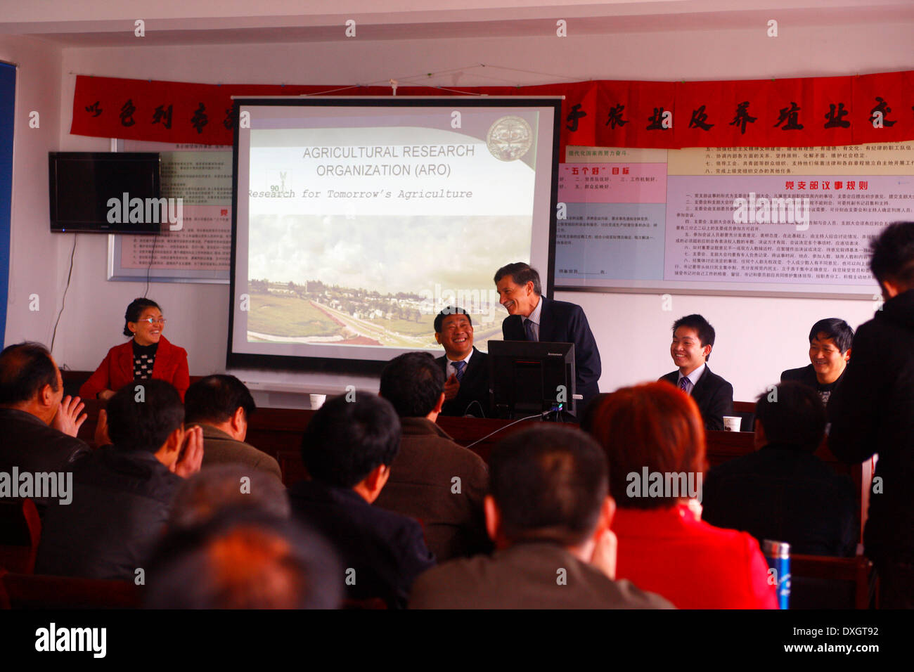 (140326)--ANHUI, 26. März 2014 (Xinhua)--Dorfbewohner willkommen Professor Sheenan Harpaz (C, zurück), Experten aus der landwirtschaftlichen Forschung Organisation (ARO) von Israel, um einen Vortrag über Israels Landwirtschaft im Fumin Dorf, Changfeng County der Osten Chinas Provinz Anhui, 26. März 2014. Fumin Dorf, die einen großen Bereich von Ackerland, die unzureichende gebräuchlich ist, lädt ausländische Experten aus Frankreich und Israel zum Austausch von landwirtschaftlichen Technologien mit den Dorfbewohnern seit November 2012, zur Verbesserung der lokalen landwirtschaftlichen Entwicklung. (Xinhua/Zhu Weixi) (Wyl) Stockfoto