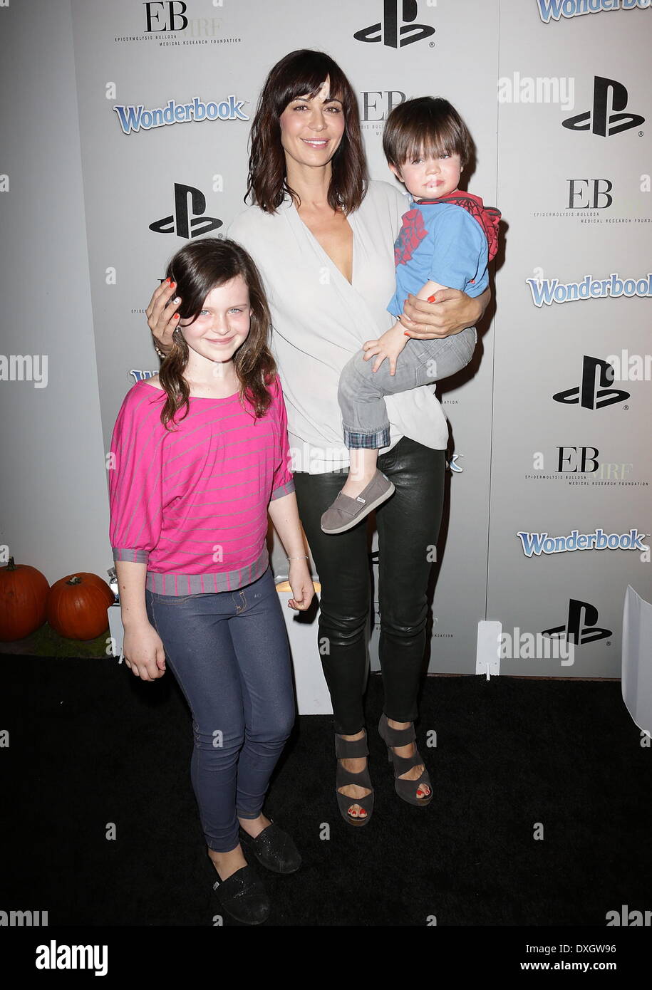 Catherine Bell und Kinder Gemma, Ronan Beason PlayStation Epic Halloween Bash - Ankünfte Los Angeles, Kalifornien - 27.10.12 F Stockfoto