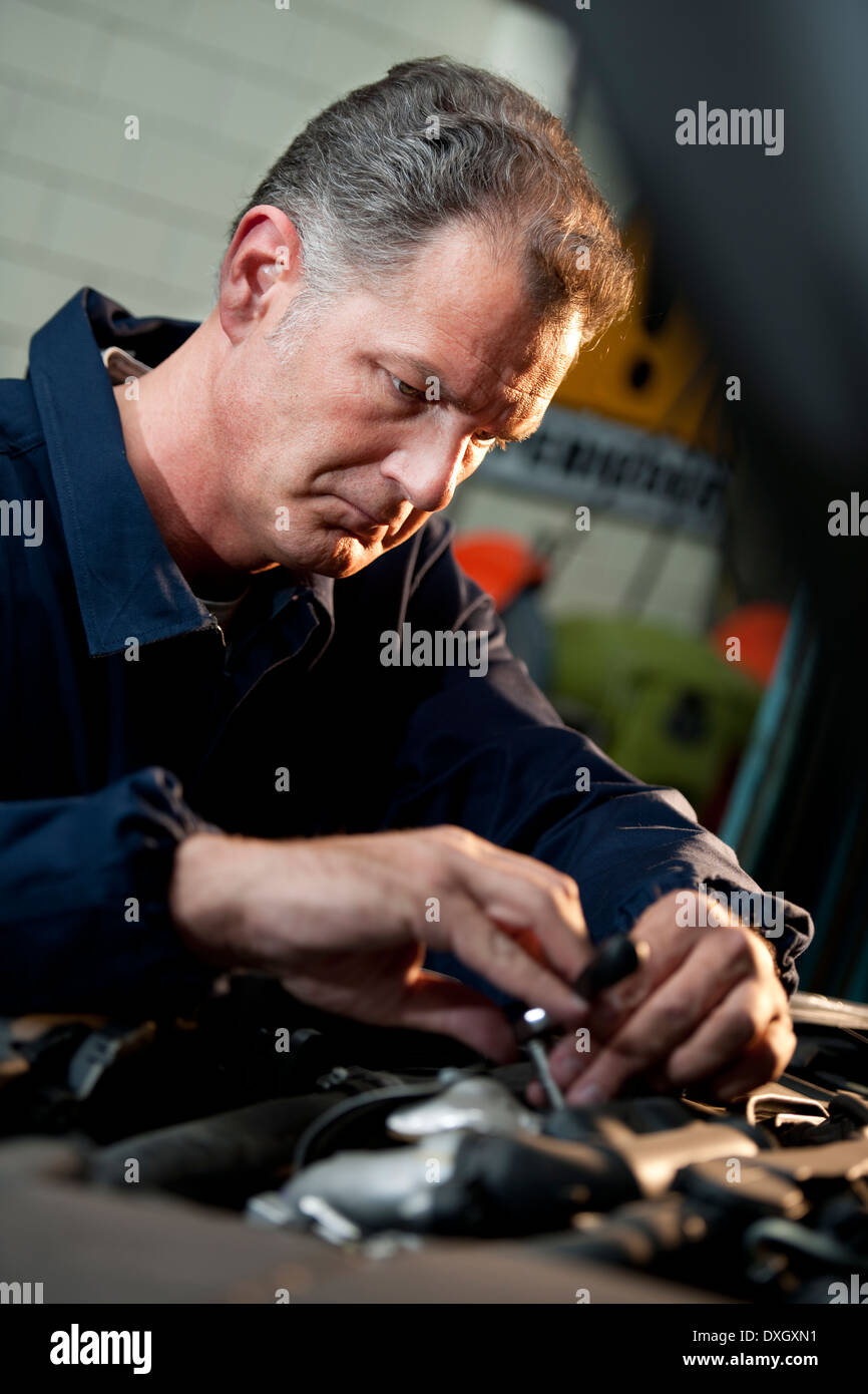 Automechaniker in Garage arbeiten Stockfoto