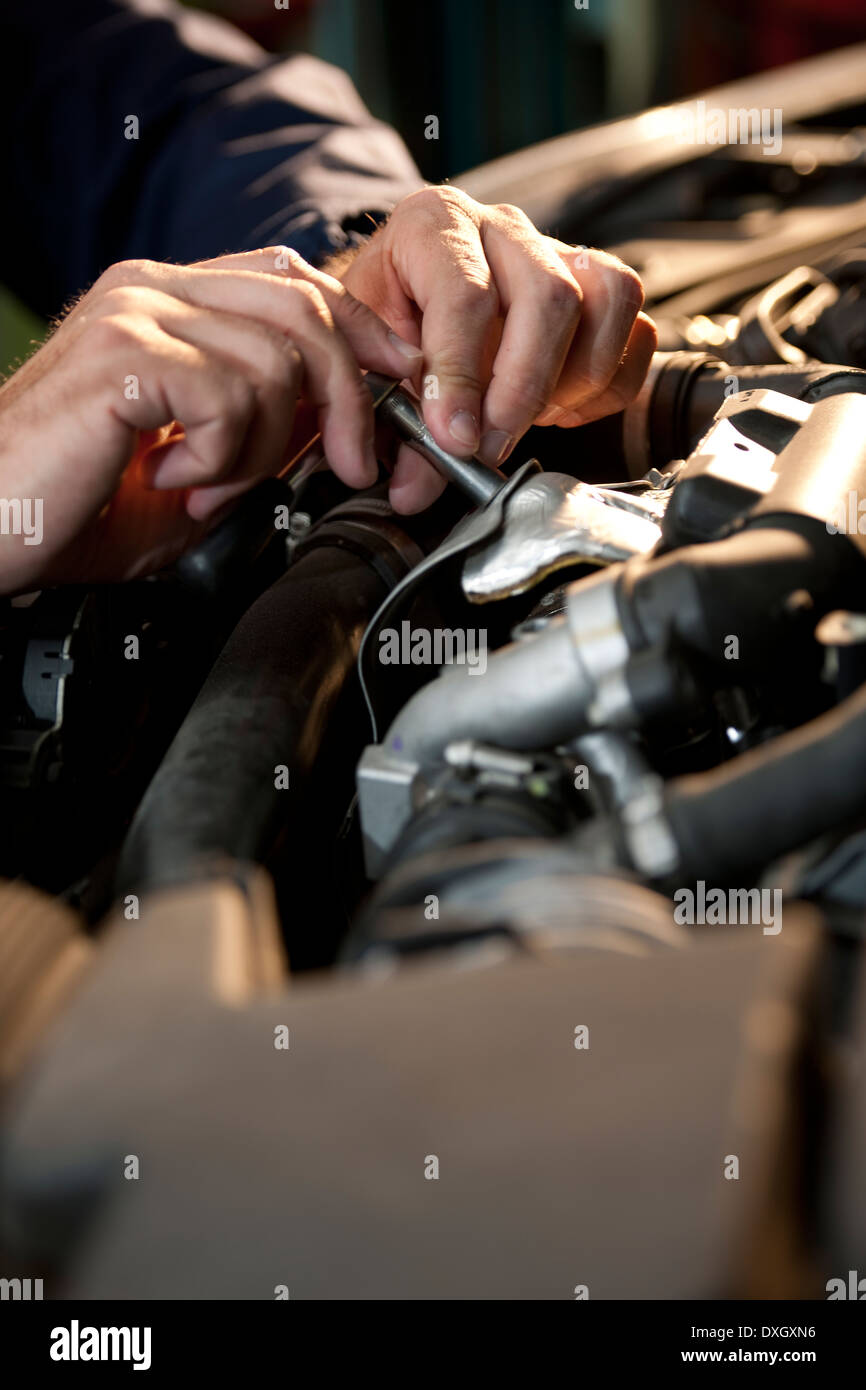 Automechaniker in Garage arbeiten Stockfoto