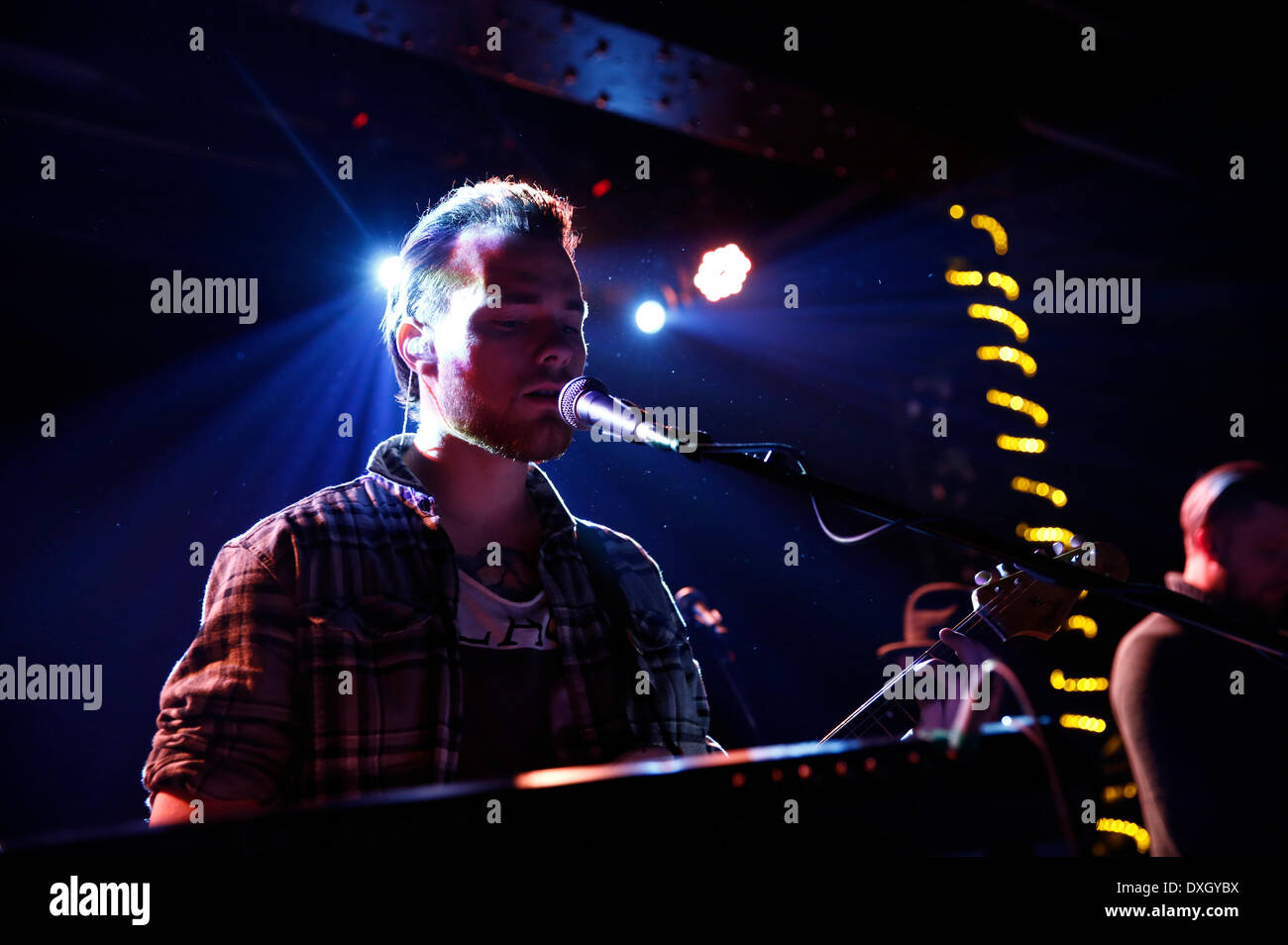 Asgeir Trausti Im Konzert Im reflektierte Und Postbahnhof. Berlin, 24.03.2014 Stockfoto