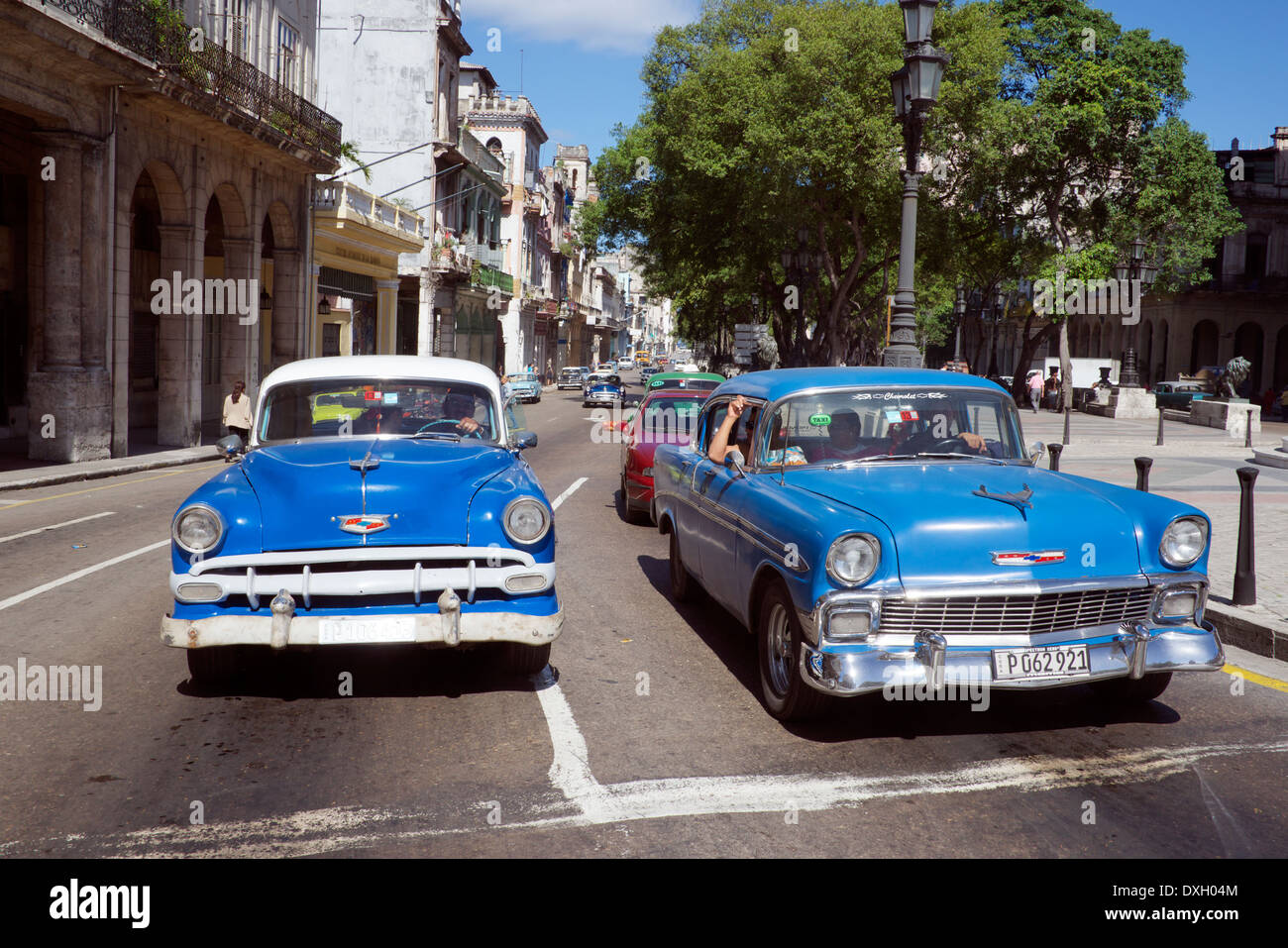 Zwei amerikanische Oldtimer Paseo de Martii zentralen Havanna Kuba Stockfoto