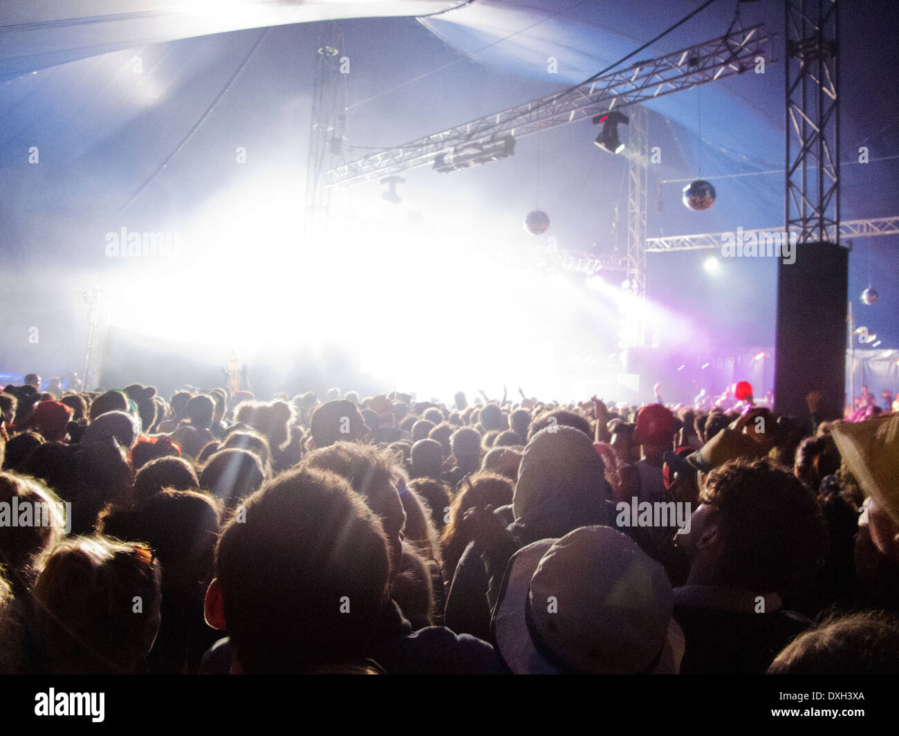 Fans mit Blick auf beleuchtete Bühne beim Musikfestival Stockfoto
