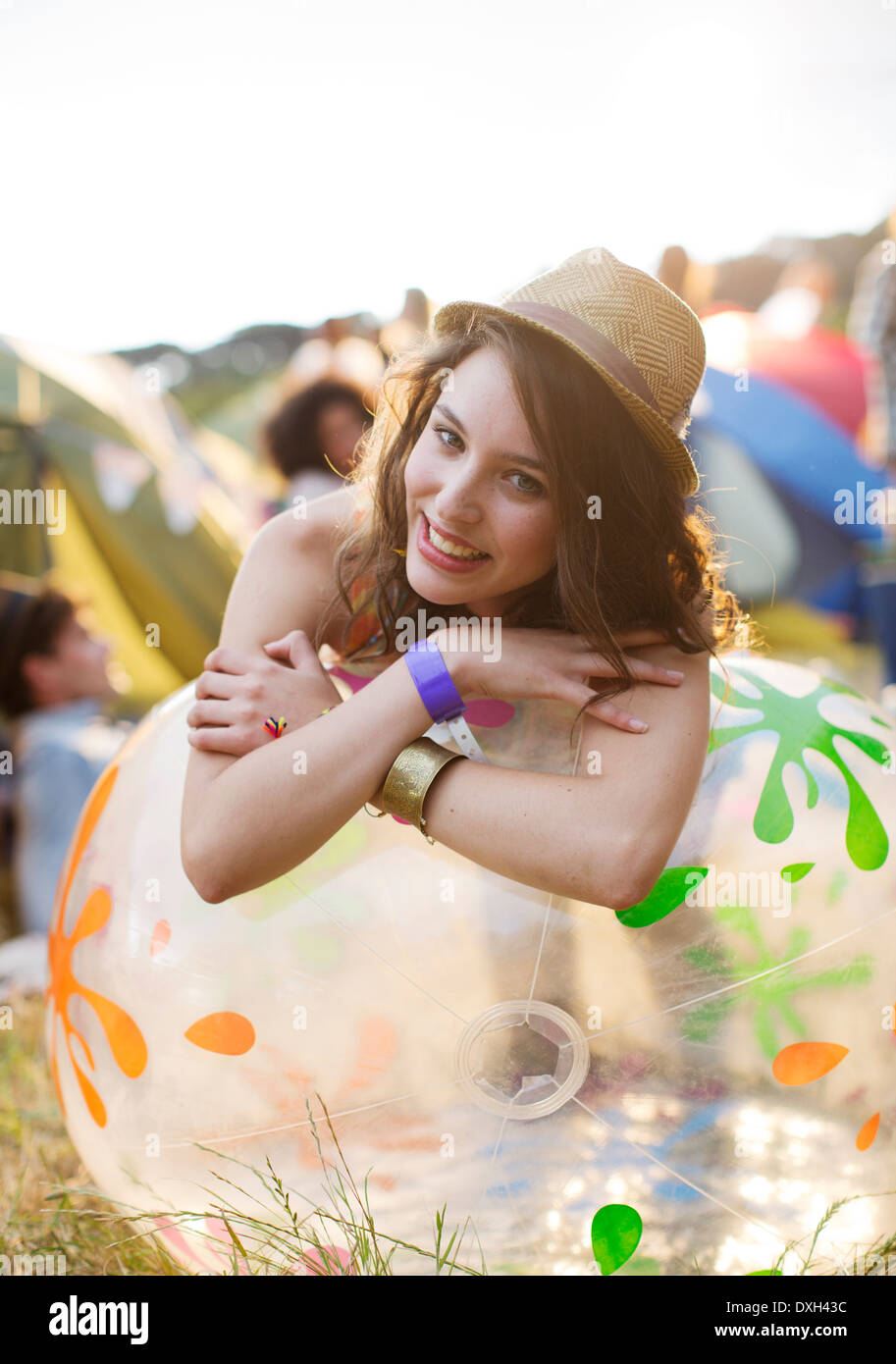 Porträt der glückliche Frau stützte sich auf aufblasbarer Stuhl außerhalb Zelte beim Musikfestival Stockfoto