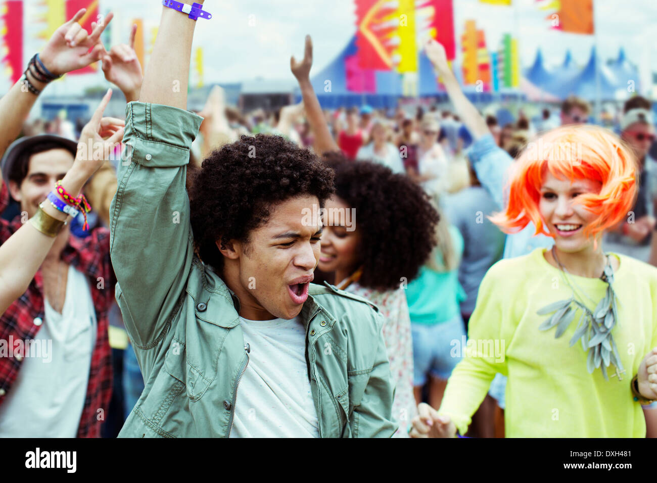 Freunde, tanzen und jubeln beim Musikfestival Stockfoto