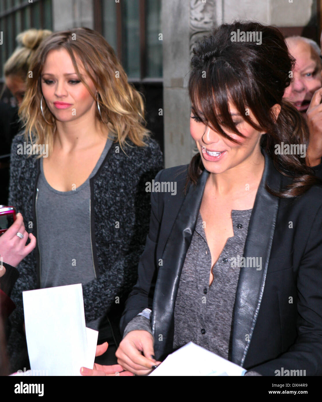 Kimberly Walsh und Cheryle Cole von Girls Aloud in den Kiss FM-Studios London, England - 12.11.12 Stockfoto
