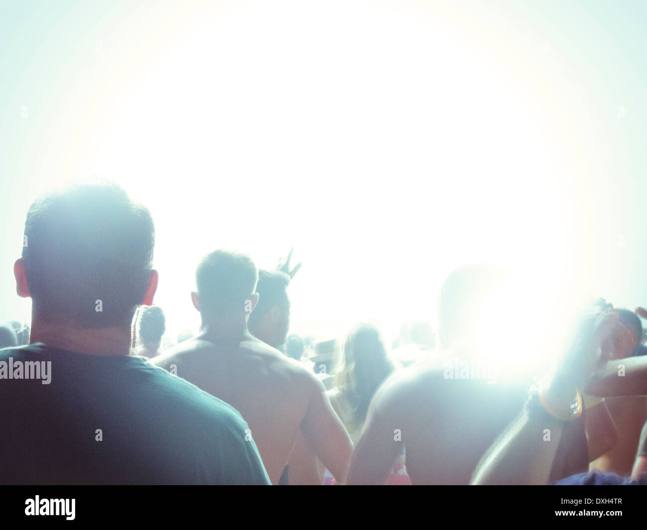 Silhouette von Fans mit Blick auf beleuchtete Bühne Stockfoto