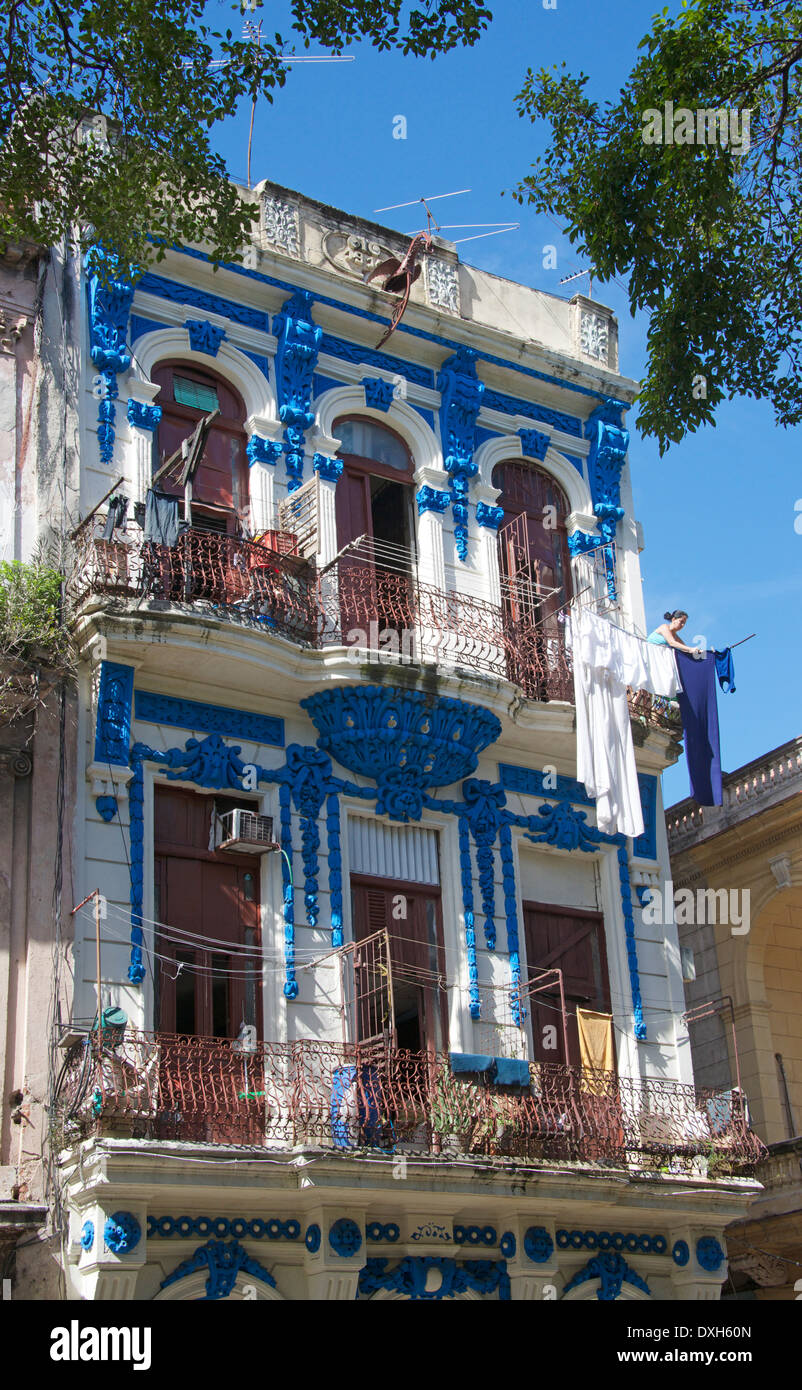 Frau hängende Wäsche aus blau und weiße Gebäude Paseo de Marti zentralen Havanna Kuba Stockfoto