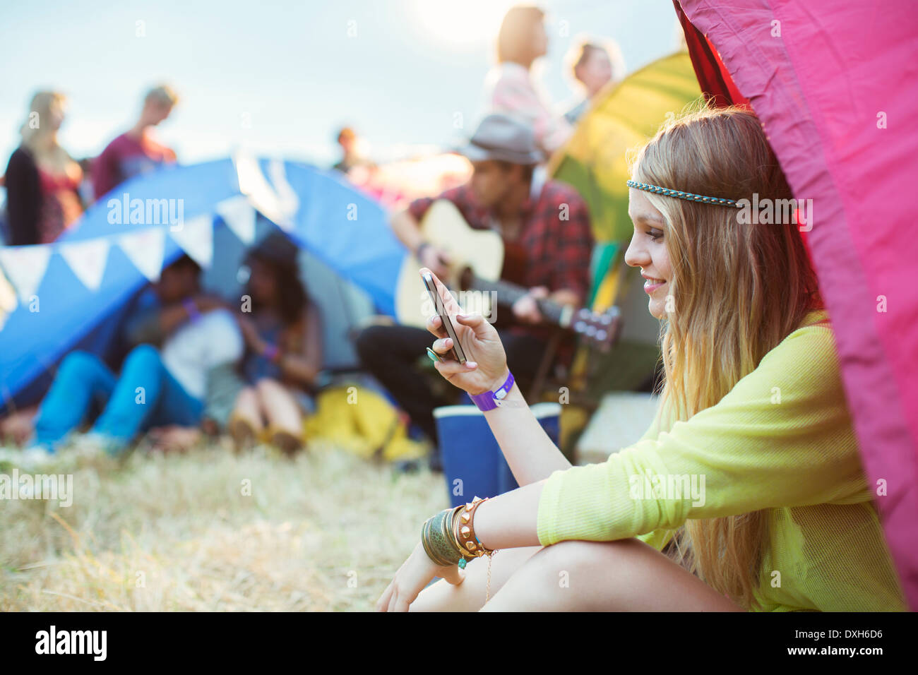 Frau mit Handy im Zelt beim Musikfestival Textnachrichten Stockfoto