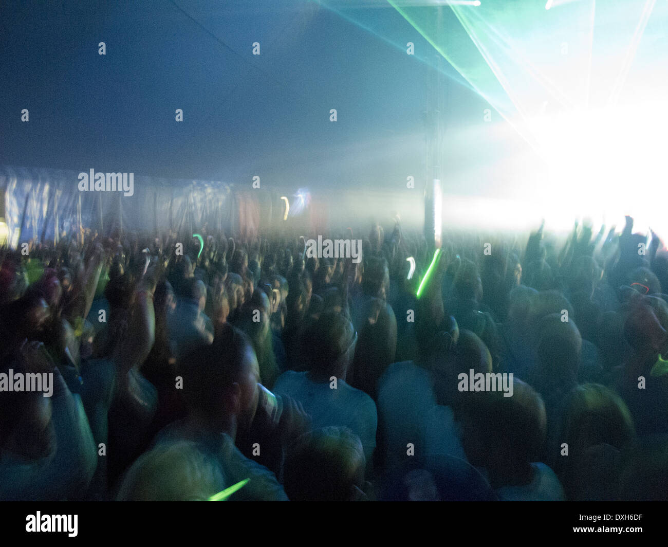 Masse mit Blick auf beleuchtete Bühne Stockfoto