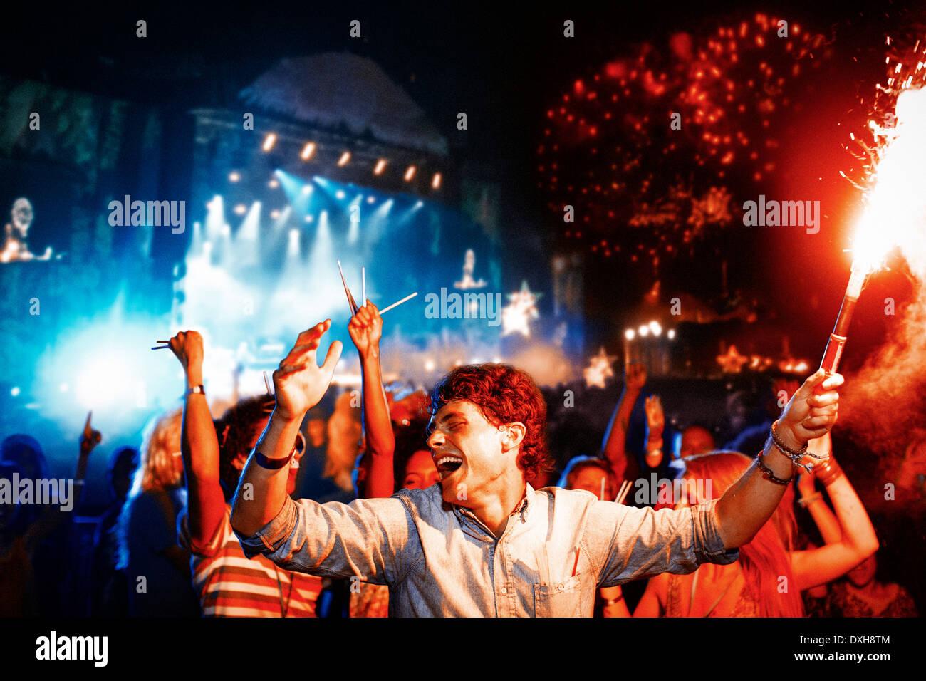Fans mit Feuerwerk am Musikfestival Stockfoto