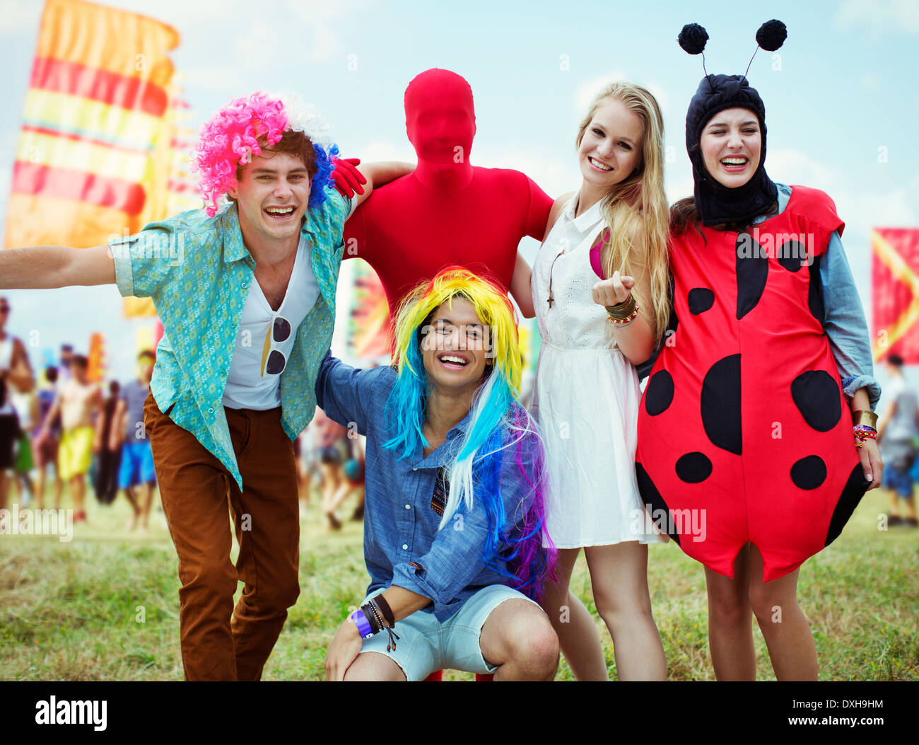 Porträt von Freunden in Kostümen beim Musikfestival Stockfoto