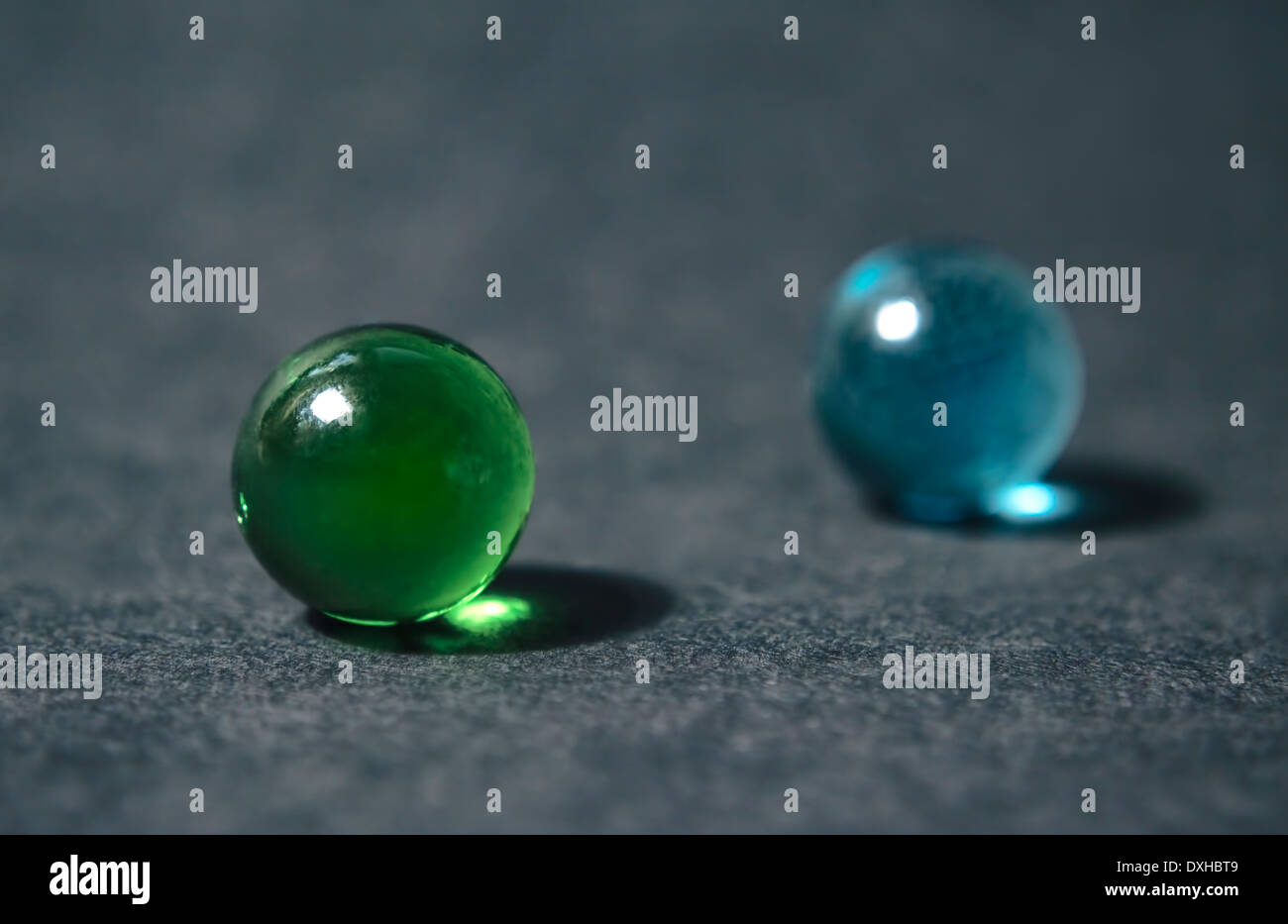 Glaskugeln aus Marmor auf dunklem Hintergrund isoliert. Selektiven Fokus mit geringen Schärfentiefe. Stockfoto