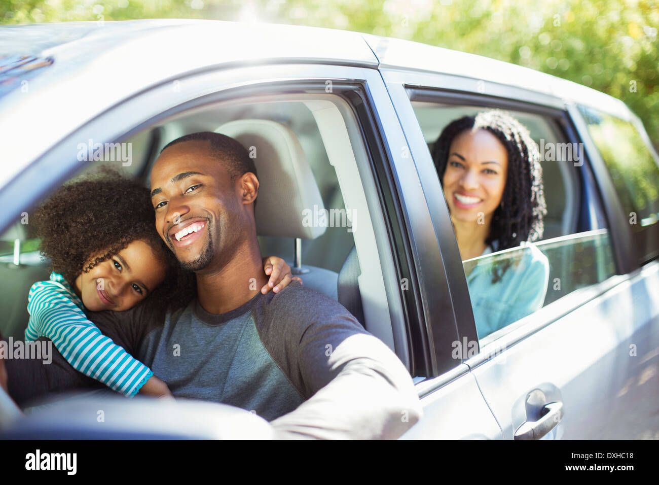 Porträt der glückliche Familie Auto Stockfoto