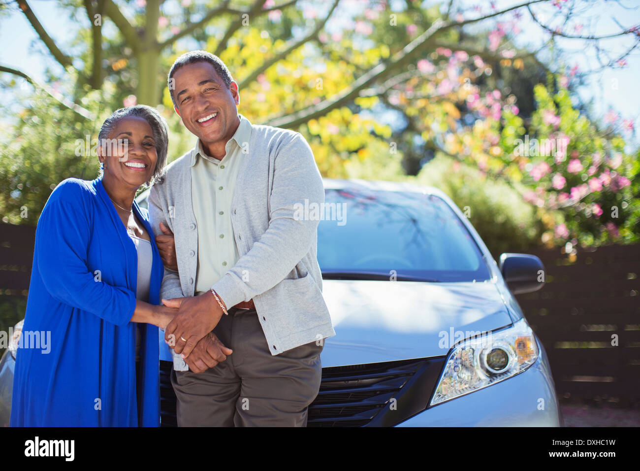Porträt von senior Brautpaar stützte sich auf Auto Stockfoto