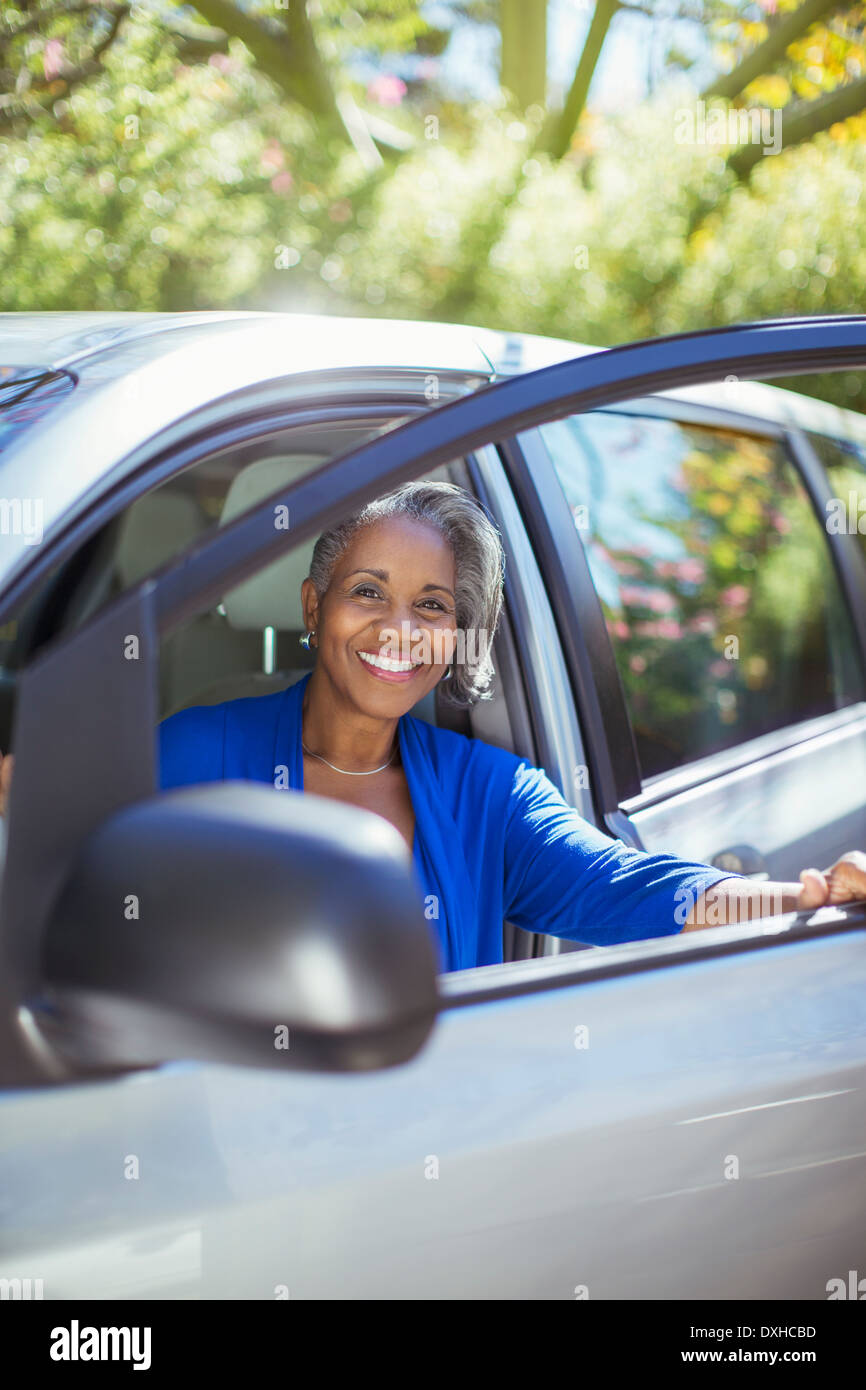 Porträt der selbstbewusste ältere Frau aus Auto Stockfoto